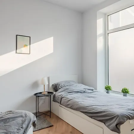 Monteur Und Geraeumige Nahe Leipzig